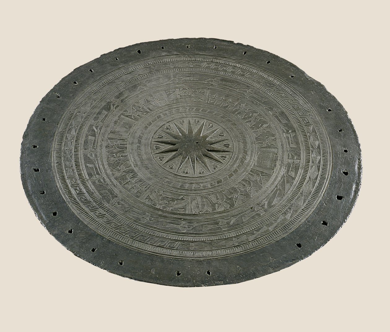 Detail der Oberseite einer Dong Son Trommel, 2.-1. Jahrhundert v. Chr. (Bronze) von School Vietnamese