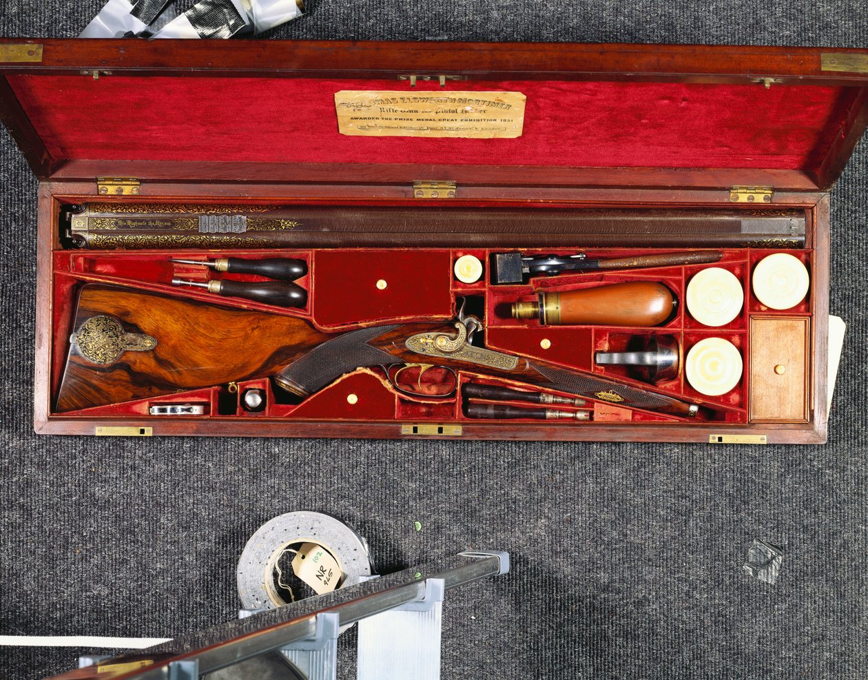 Goldverzierte 16-Bore-Doppelbüchse für den Nizam von Hyderabad, in einem messingbeschlagenen Mahagonikasten, ausgekleidet mit karminroter Seide, ca. 1855 von Scottish School