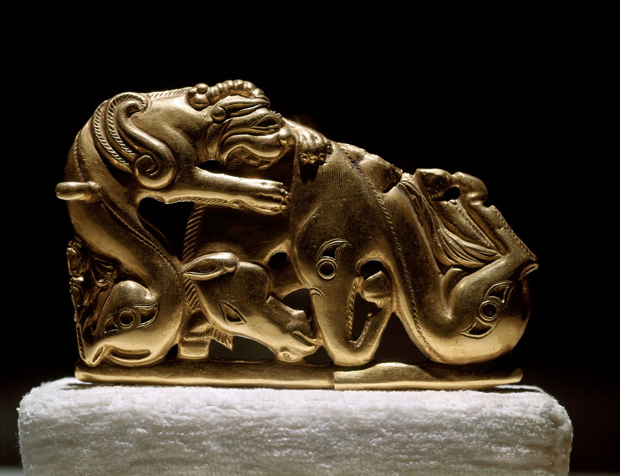 Skythische Kunst: Goldene Gürtelspange mit Darstellung eines Greifen, der ein Pferd angreift. Aus Chiliktin. 5.-4. Jahrhundert v. Chr. Sankt Petersburg, Eremitage von Scythian