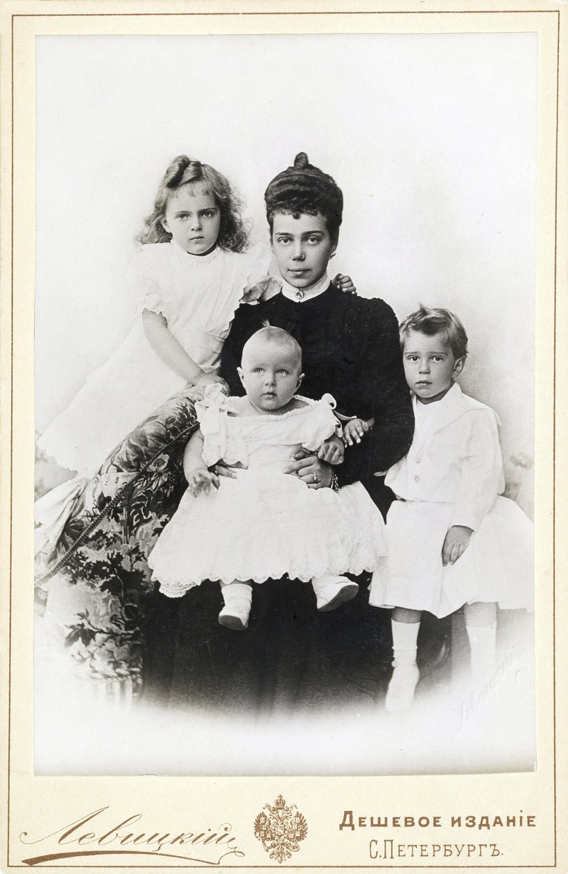 Großherzogin Xenia Alexandrowna von Russland mit den Kindern Irina Alexandrowna, Andrei..., 1903 von Sergei Lvovich Levitsky