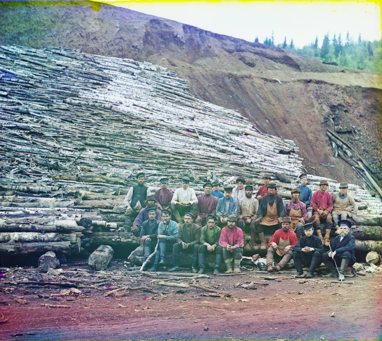 Arbeiter bereiten Holzstämme für das Schmelzen von Eisenerz vor, 1905-1915 von Sergey Prokudin Gorsky