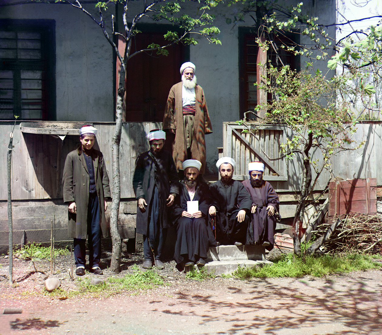 Sechs Männer vor einem Haus, Kaukasus und Schwarzmeergebiet, Russisches Reich, zwischen 1905 und 1915 von Sergey Prokudin Gorsky