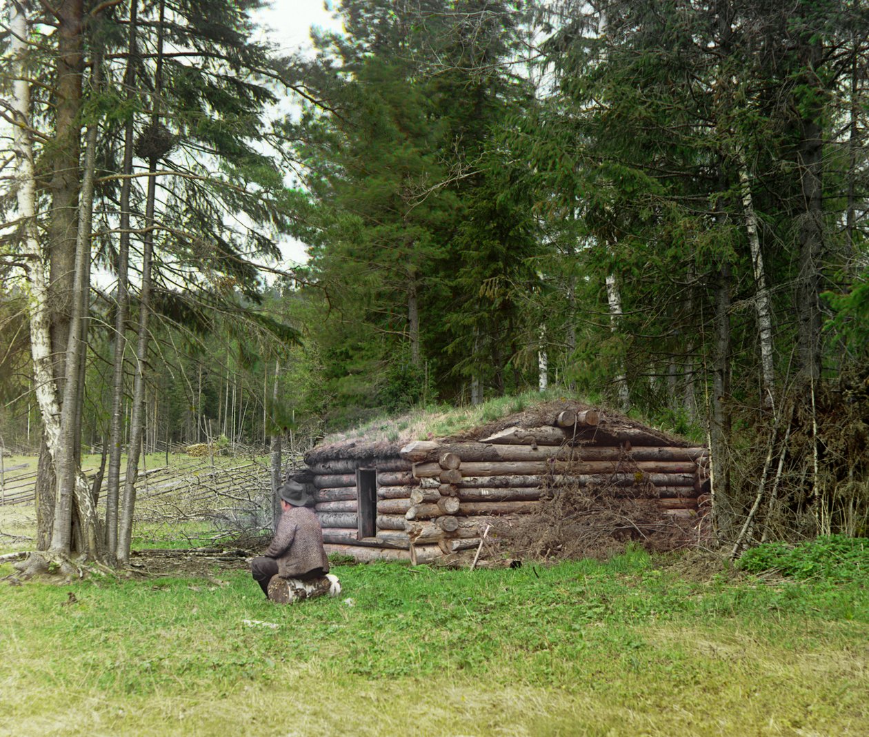 Ein Mann vor einer Hütte für Holzfäller und Kuria (Kohlebrennen) im Wald, Russisches Reich, zwischen 1905 und 1915 von Sergey Prokudin Gorsky