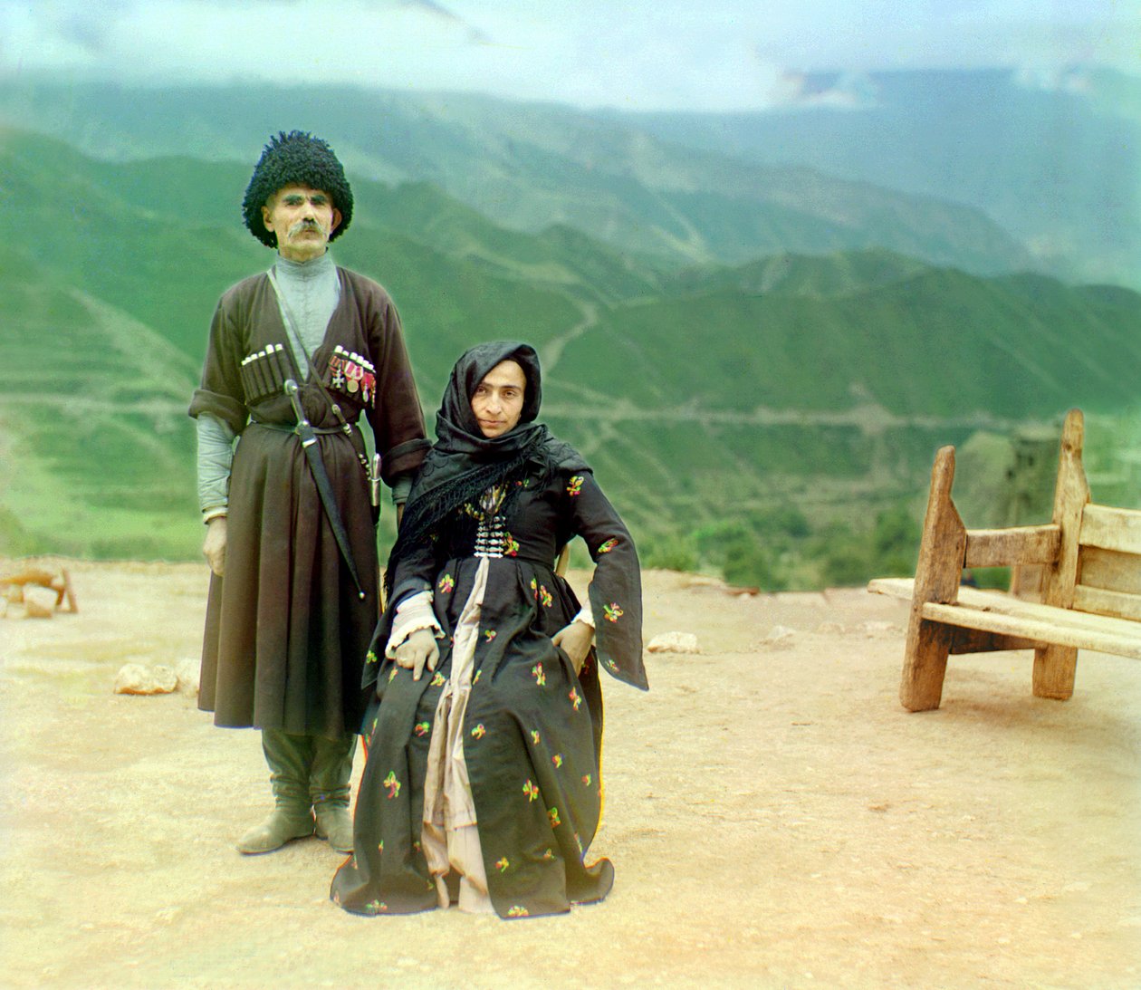 Dagestanische Typen – ein Mann mit Medaillen und einem Dolch und eine Frau im schwarzen Kleid, Russisches Reich von Sergey Prokudin Gorsky