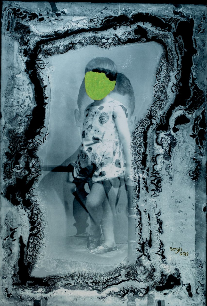 Junges Mädchen und ihr Wächter, 2019 von Sergis Adamos