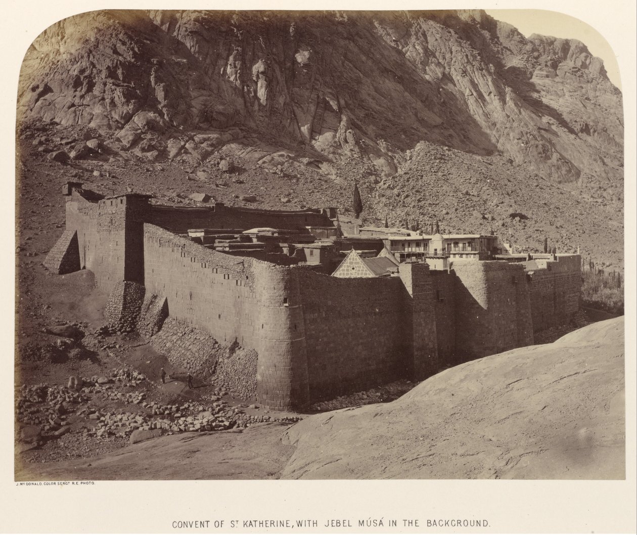 Kloster St. Katharina, mit Jebel Musa im Hintergrund von Sgt. James M. McDonald