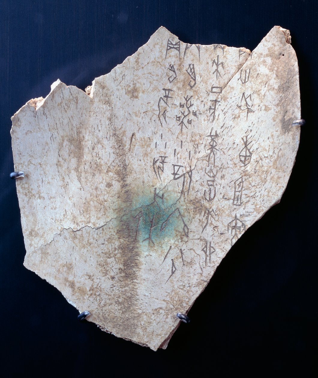 Piktogramm auf einem Ochsenschulterblatt mit einem Ritual zur Abwehr von Gefahren von Shang Dynasty Chinese School