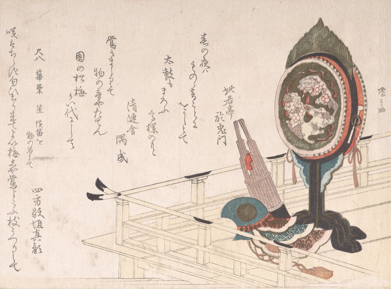Trommel mit Ständer, Sho eine Art Mundorgel und Helm auf der Bühne für Bugaku-Tanz von Shinsai