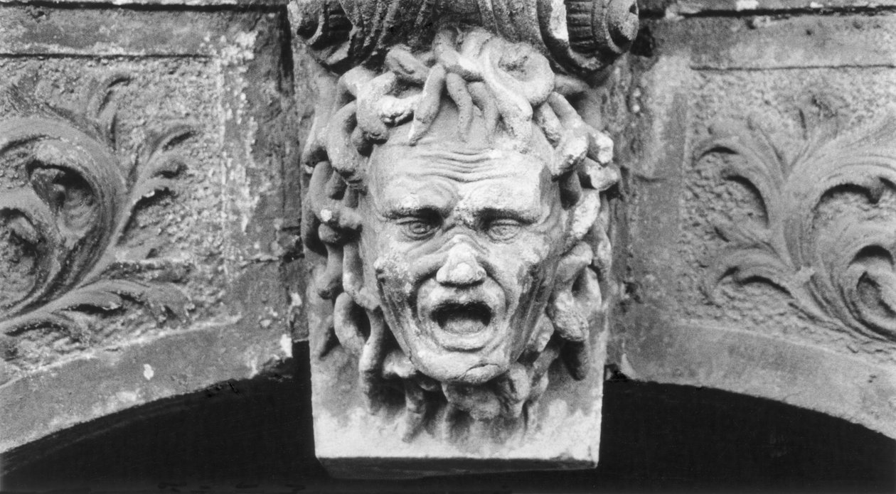 Skulptierter Kopf, Schloss Hainewalde, Sachsen, Deutschland von Simon Marsden