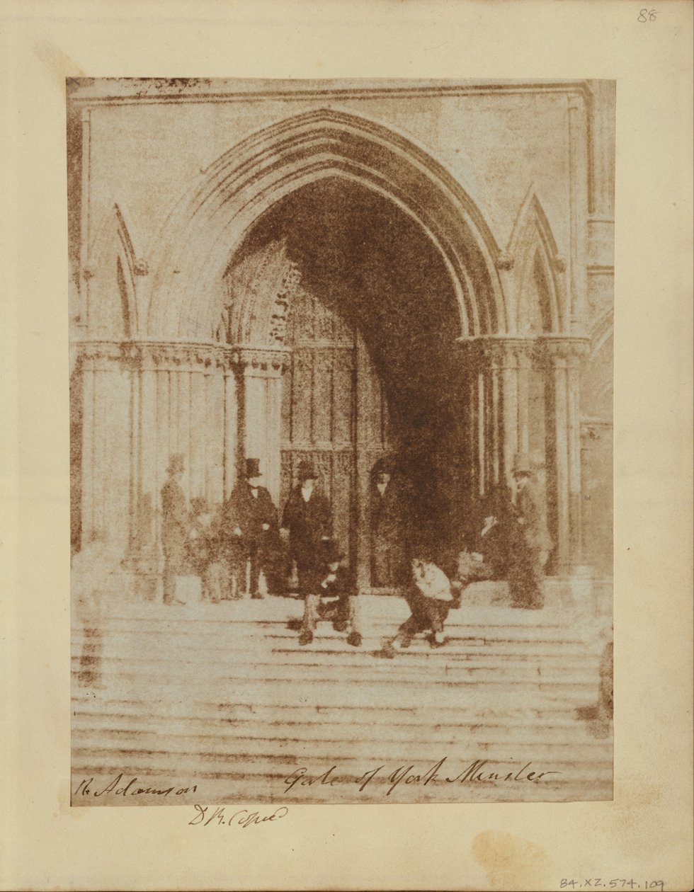 Eine Gruppe von Männern am Südeingang der York Minster von Sir David Brewster