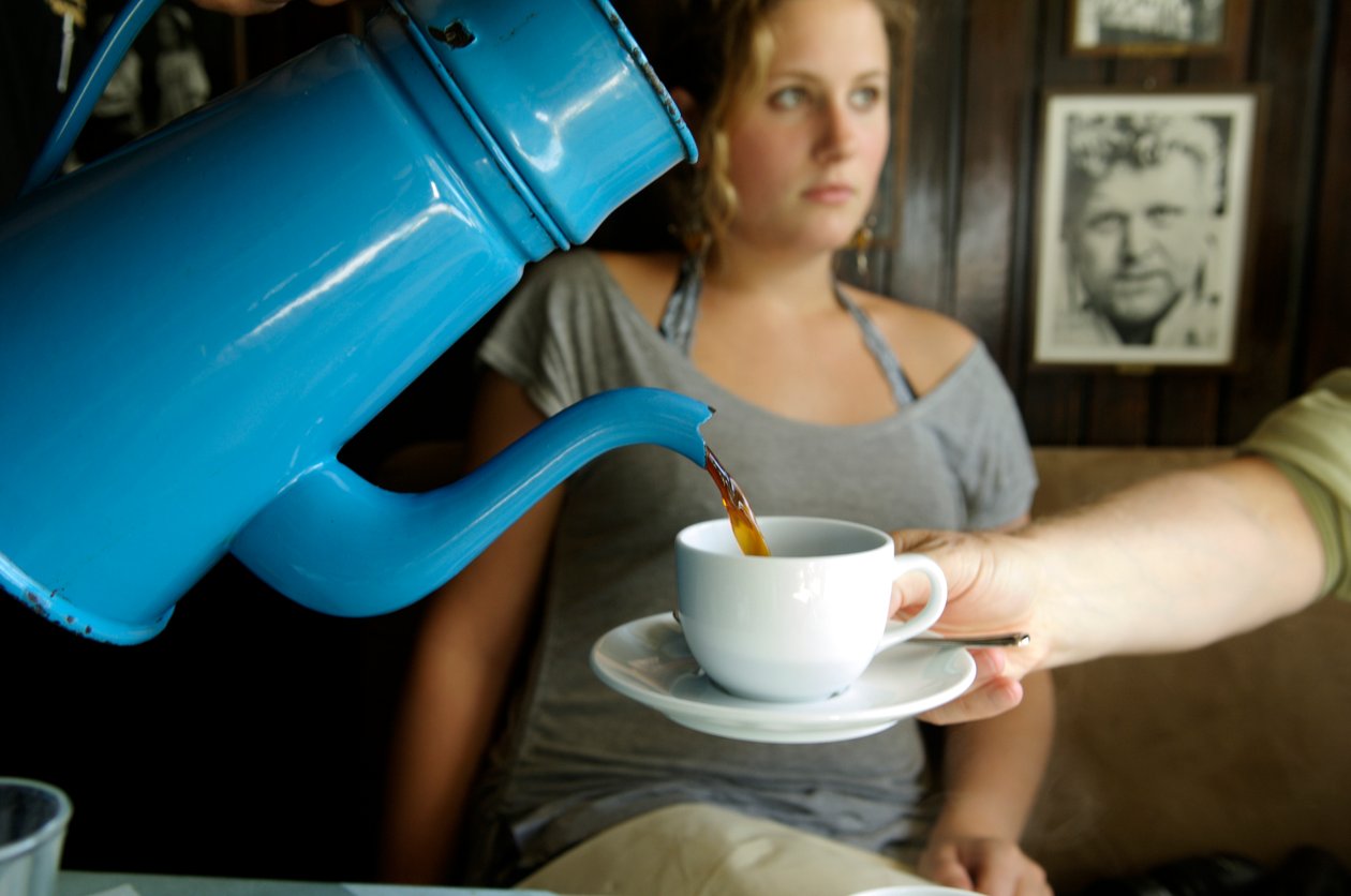Kaffee wird in einer antiken dänischen Kaffeekanne serviert, Arhus, Dänemark, 2022 (Foto) von Sisse Brimberg