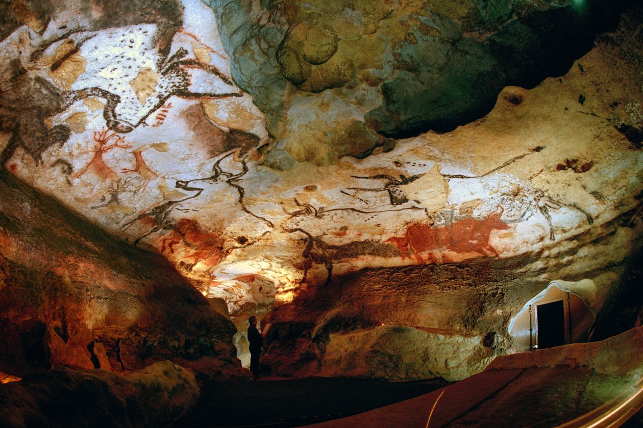 Die Halle der Stiere mit Jacques Marsal, einem der Entdecker der Höhlen von Lascaux von Sisse Brimberg
