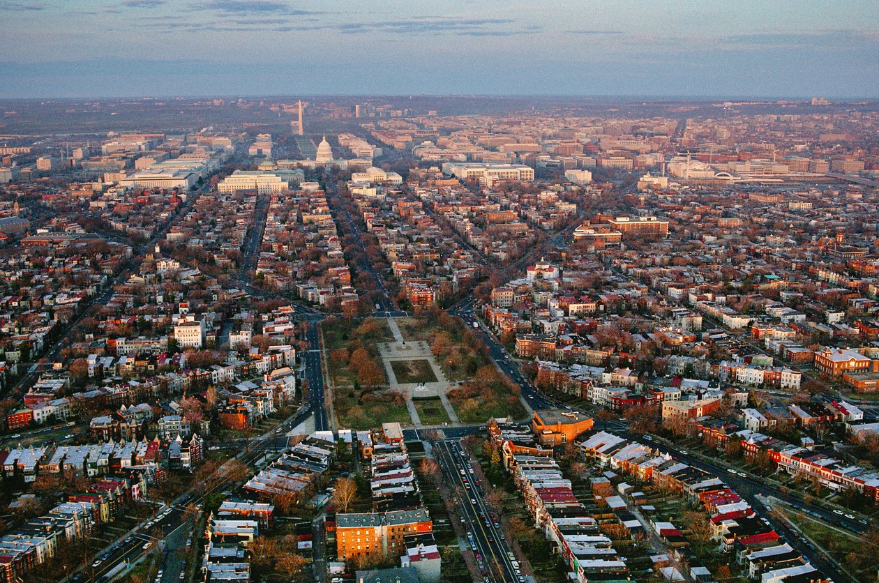 Blick auf die Stadt nach Westen in Richtung Kapitol und Washington Monument mit Lincoln... (2022) von Sisse Brimberg