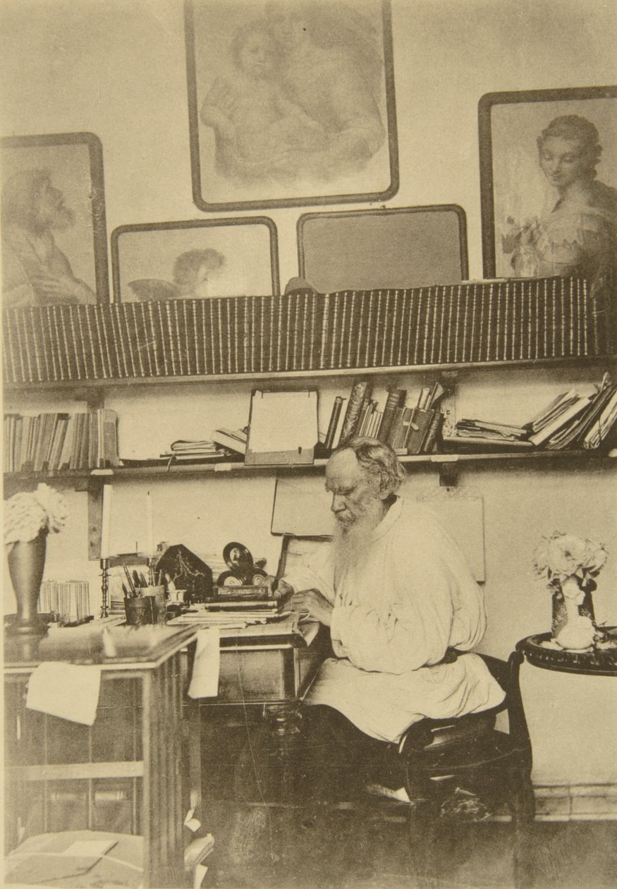 Russischer Autor Leo Tolstoi bei der Arbeit, 1890er Jahre von Sophia Andreevna Tolstaya