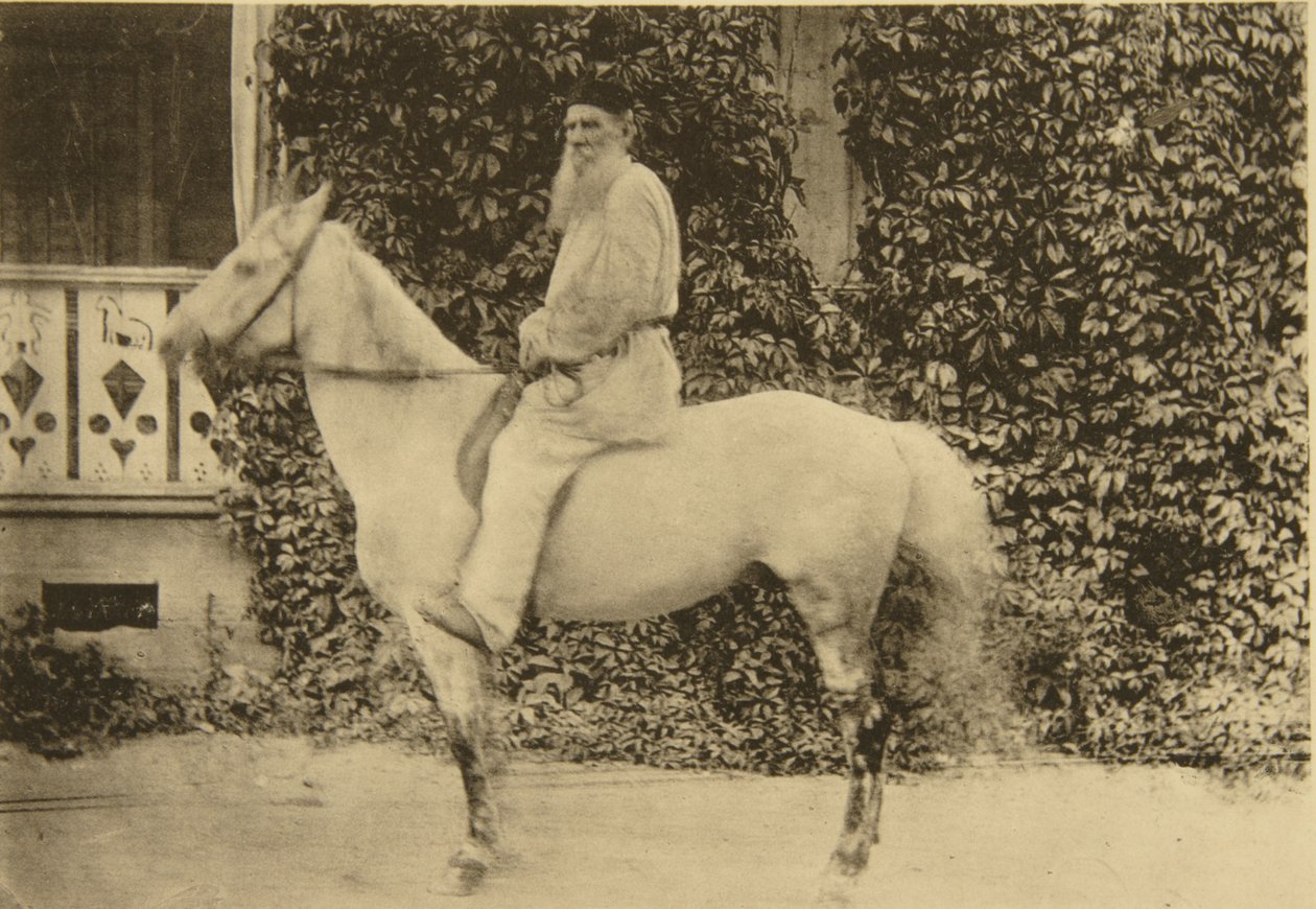 Russischer Autor Leo Tolstoi zu Pferd, Moskau, Russland, 1890er Jahre von Sophia Andreevna Tolstaya