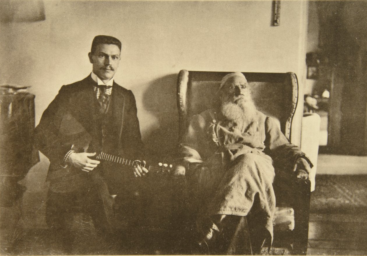 Der russische Autor Leo Tolstoi mit dem Balalaikaspieler Boris Troyanovsky, Russland, 1909 von Sophia Andreevna Tolstaya