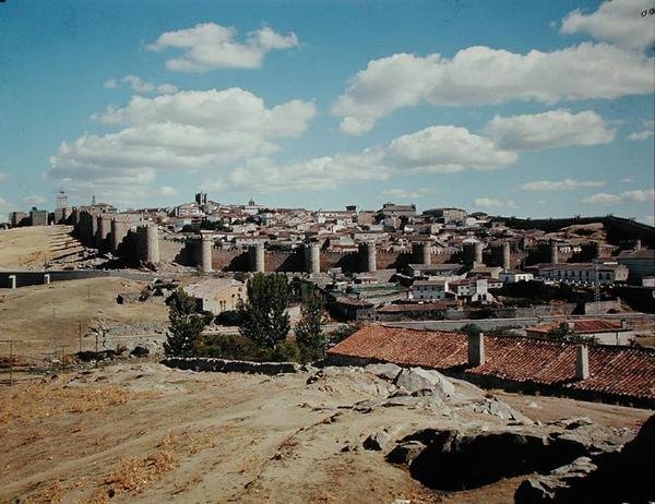 Panoramablick auf die antiken Stadtmauern, 11.-12. Jahrhundert von Spanish School