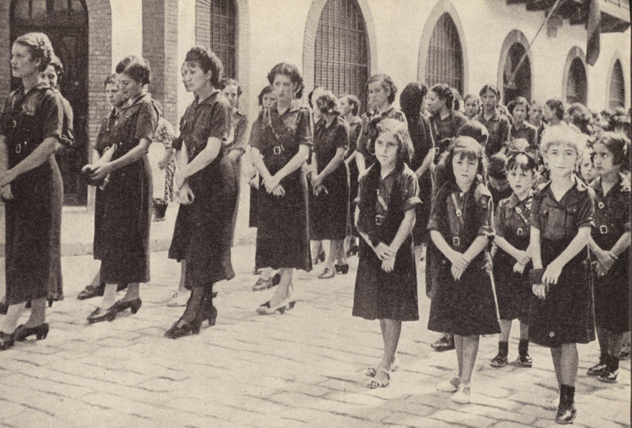 Frauenabteilung der Falange-Bewegung in Spanien unter der Herrschaft von Francisco Franco von Spanish Photographer