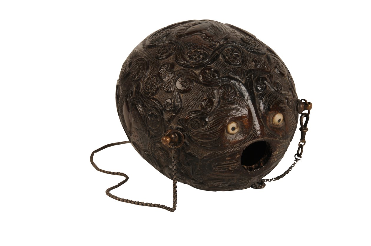 Geschnitzte Kokosnusspulverflasche Bugbear, Spanische Kolonialzeit, ca. 1800 von Spanish School