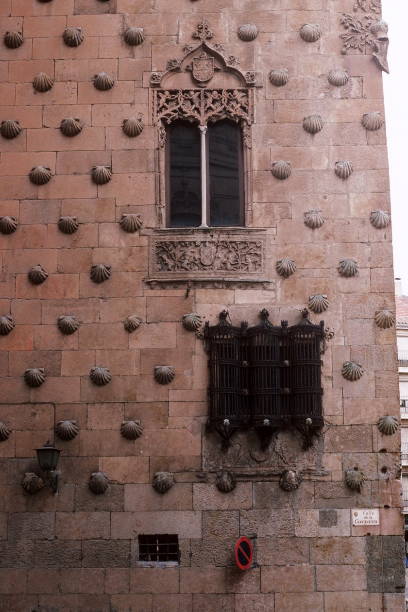 Detail der Außenfassade der Casa de las Conchas von Spanish School