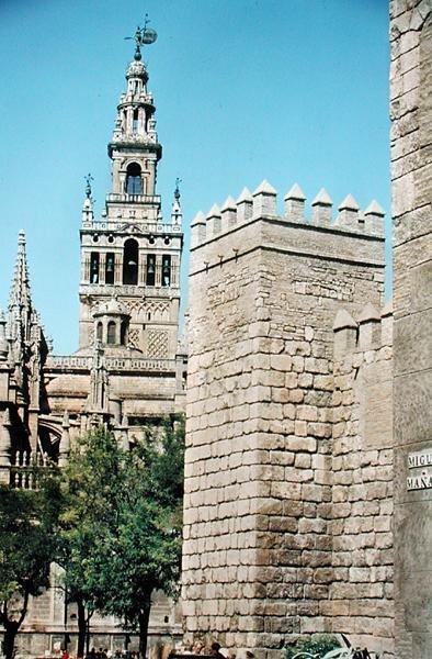 Ansicht des Giralda-Turms und eines der Türme der Reales Alcazares von Spanish School