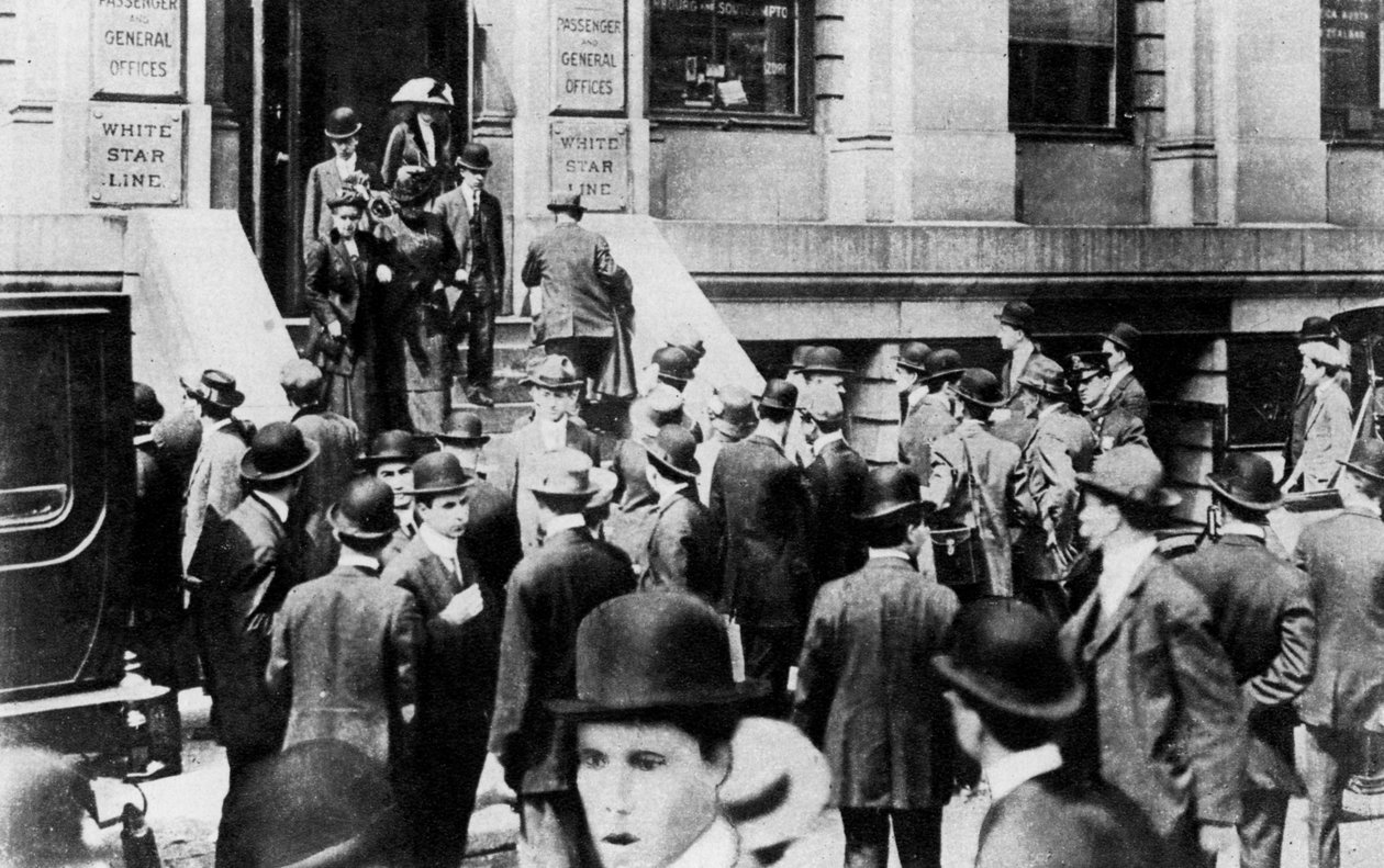 Besorgte Menschenmengen vor dem Büro der White Star Line, 1912 1937 von Sport and General