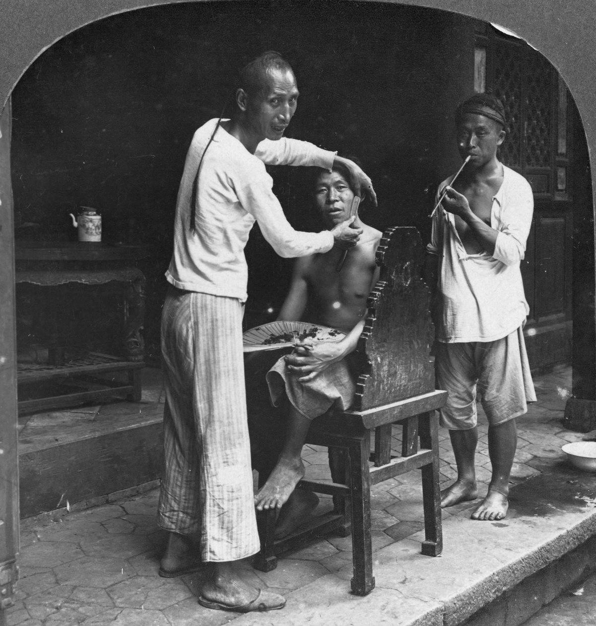 Ein chinesischer Friseur in Bhamo, Burma, 1908 von Stereo Travel Co