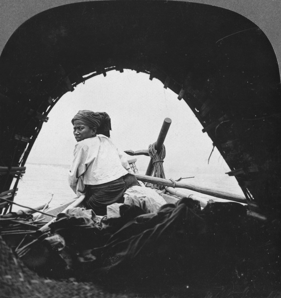 Ein Bootsmann auf dem Irrawaddy-Fluss, Burma, 1908 von Stereo Travel Co