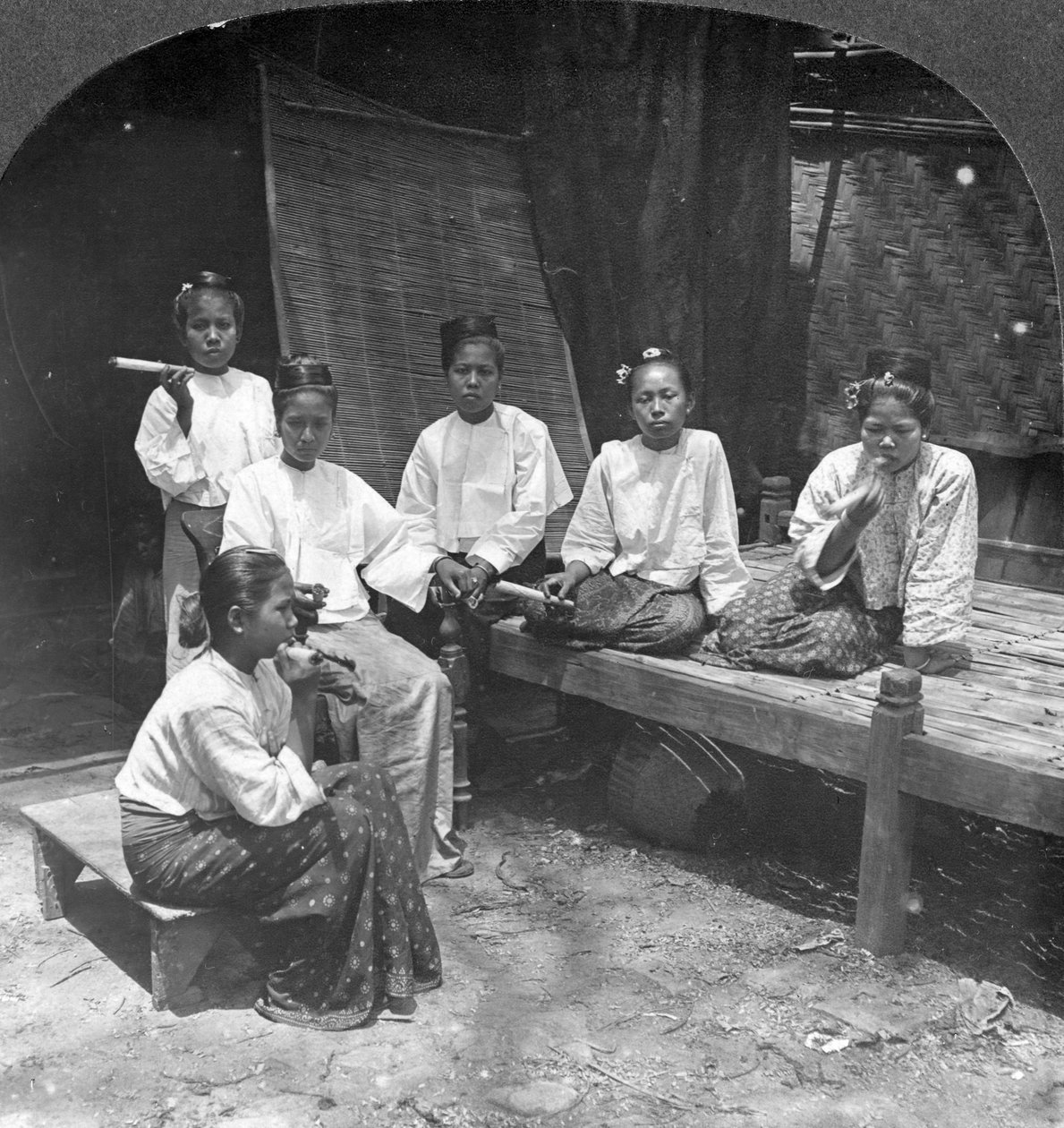Burmesische Frauen rauchen vor ihrem Haus, Mandalay, Burma, 1908 von Stereo Travel Co