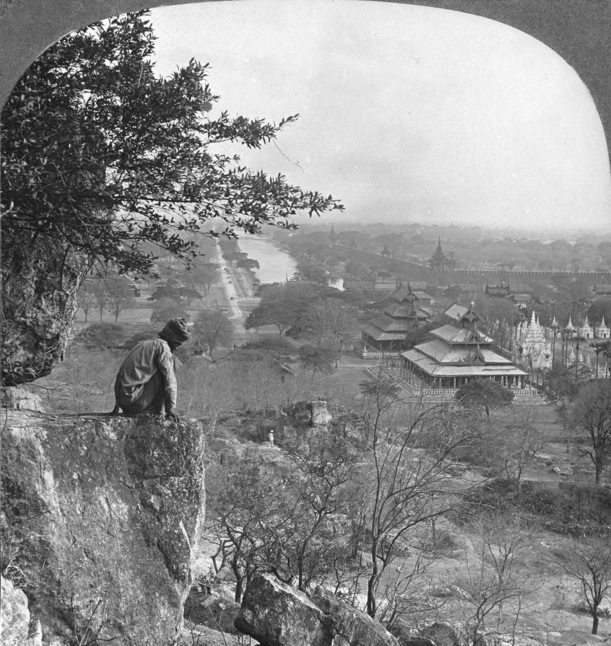 Gesamtansicht von Mandalay, Burma, mit der Festungsmauer, 1908 von Stereo Travel Co