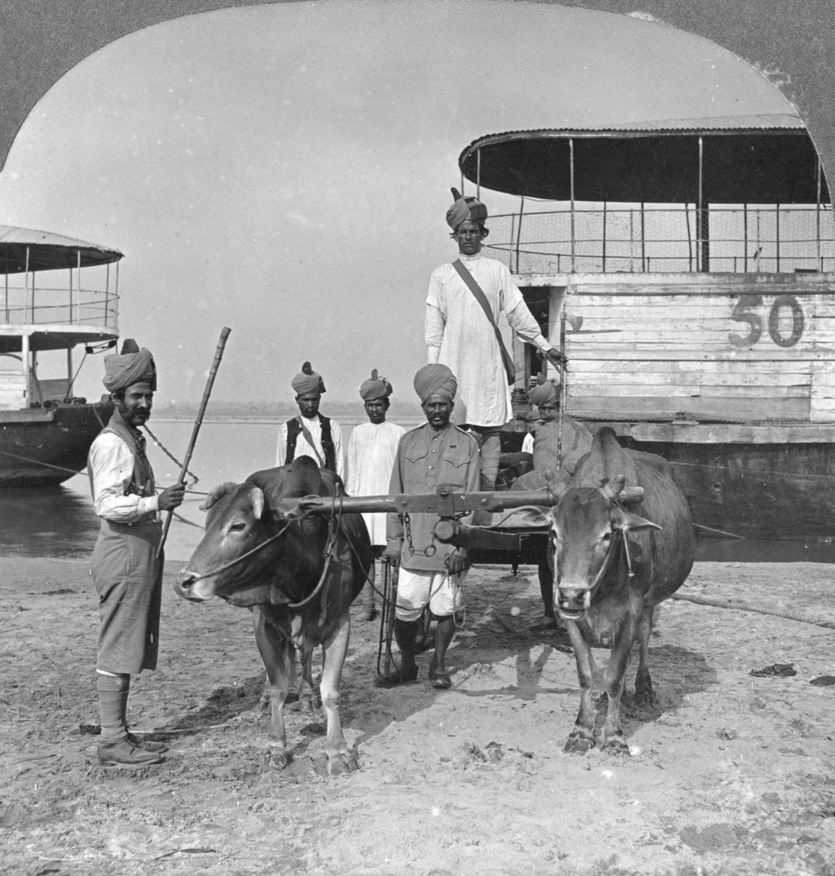 Militärtransportwagen mit einer Eskorte indischer Soldaten, Burma, 1898 von Stereo Travel Co