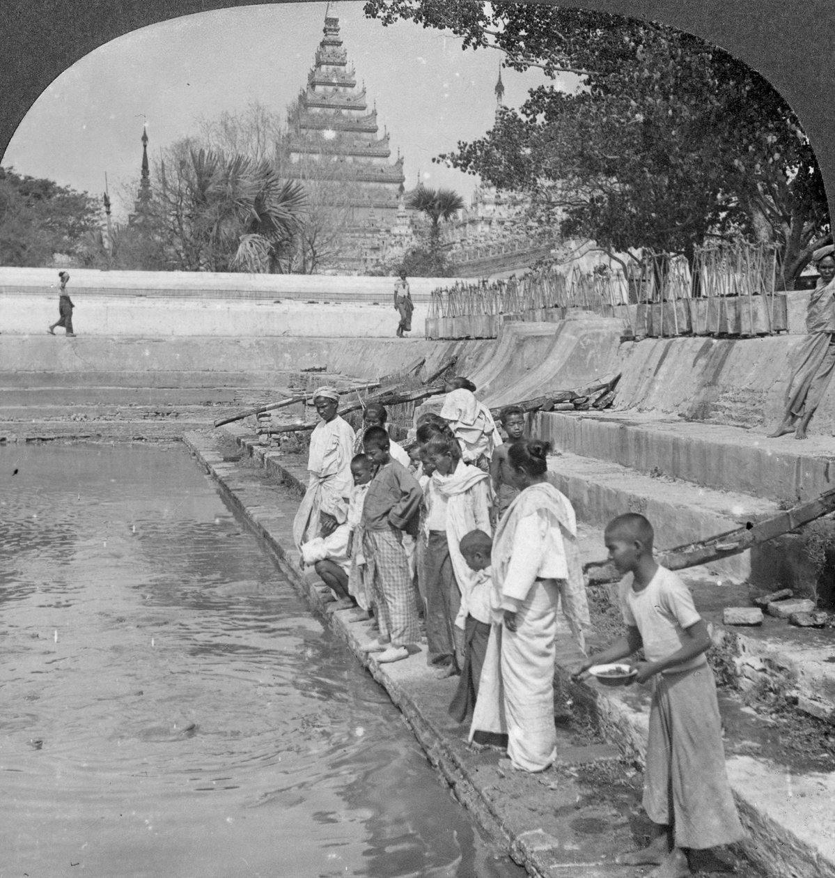 Pilger füttern heilige Schildkröten, Arakan-Pagode, Mandalay, Burma, 1908 von Stereo Travel Co