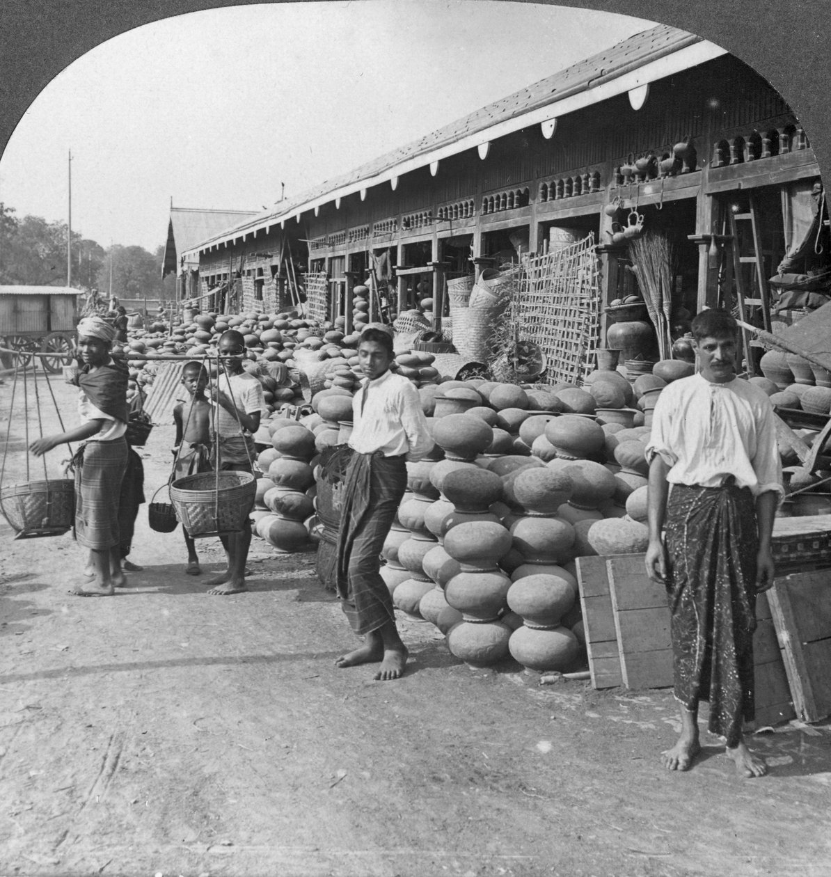 Töpferladen auf einer Straße in Mandalay, Burma, 1908 von Stereo Travel Co