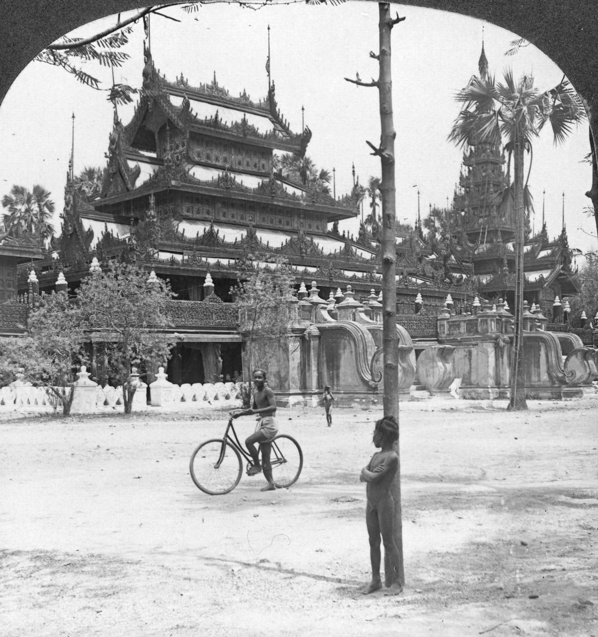 Goldenes Kloster der Königin, Mandalay, Birma, 1908 von Stereo Travel Co