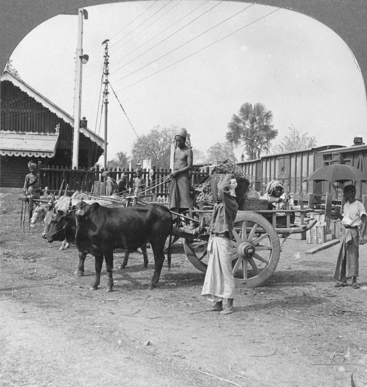 Typischer Bahnhof, Katha, Burma, 1908 von Stereo Travel Co