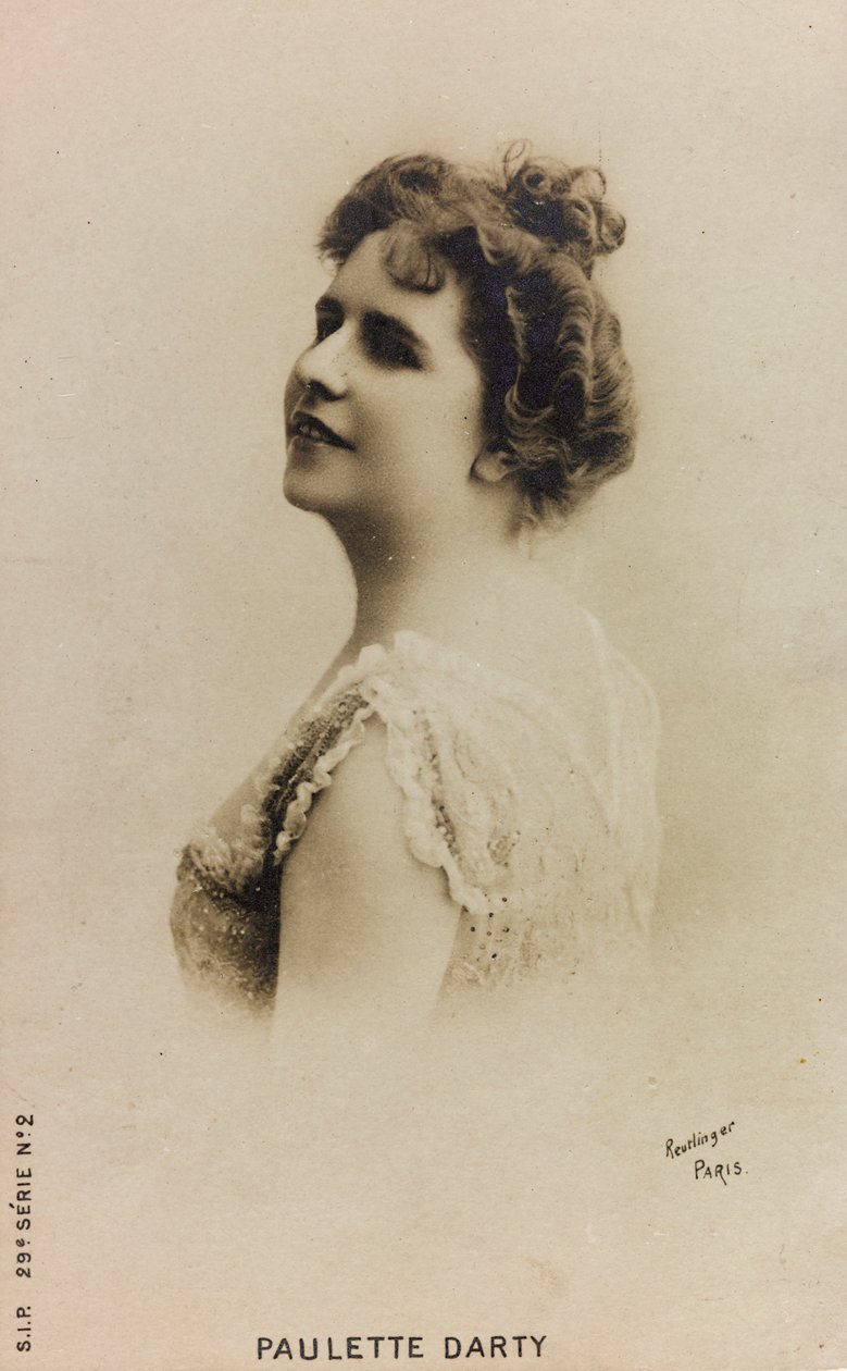 Porträt der französischen Sängerin Paulette de Bardy, bekannt als Paulette Darty; Postkarte von Studio Reutlinger