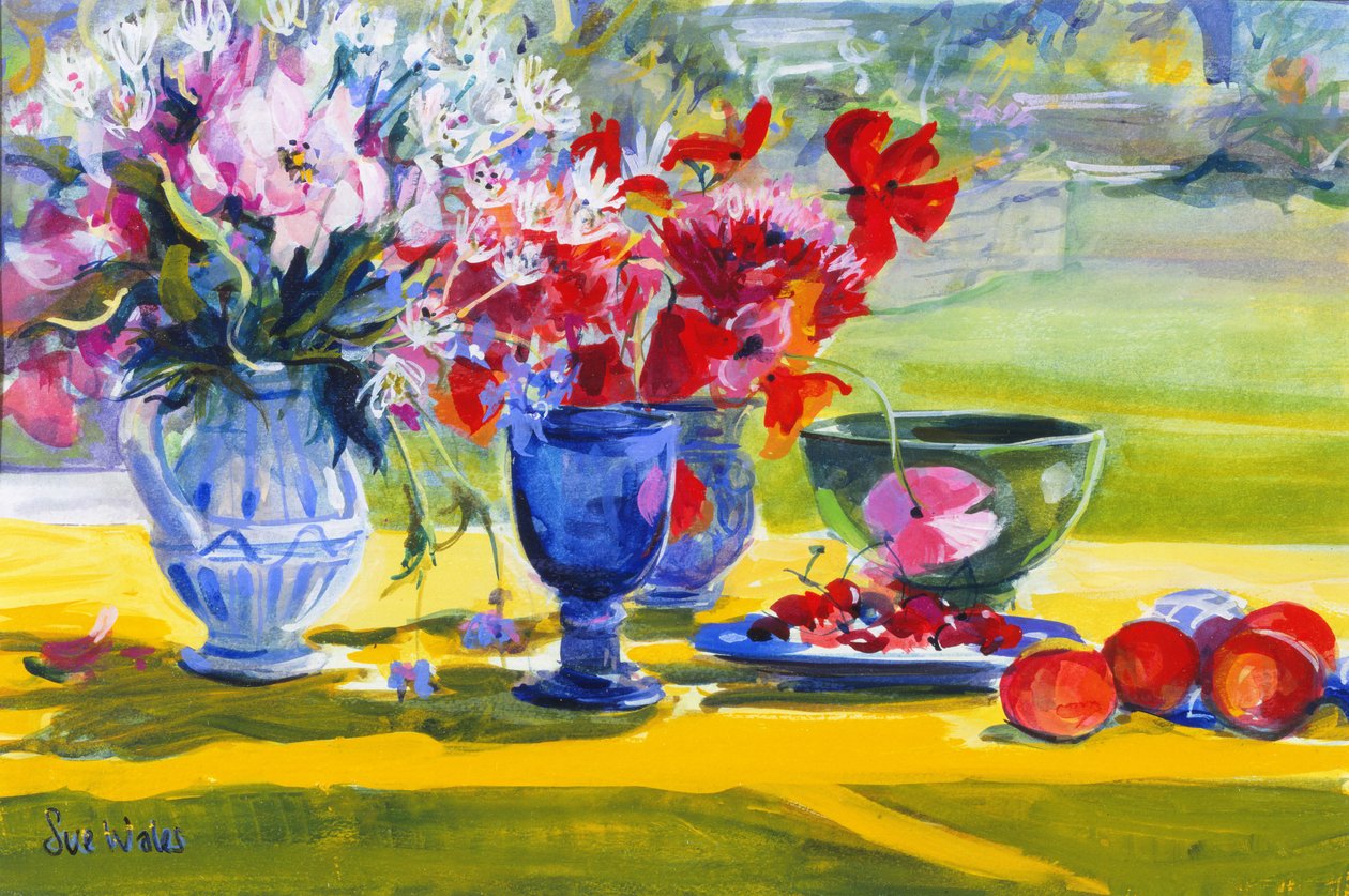 Mittsommerblumen auf dem Gartentisch von Sue Wales