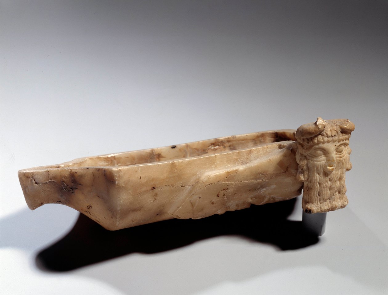 Kunst Mesopotamiens: Lampe verziert mit einem androzephalen Stier (aus Alabaster) Sumerische Periode (um 2400 v. Chr.). Paris, Musée du Louvre von Sumerian Mesopotamian School