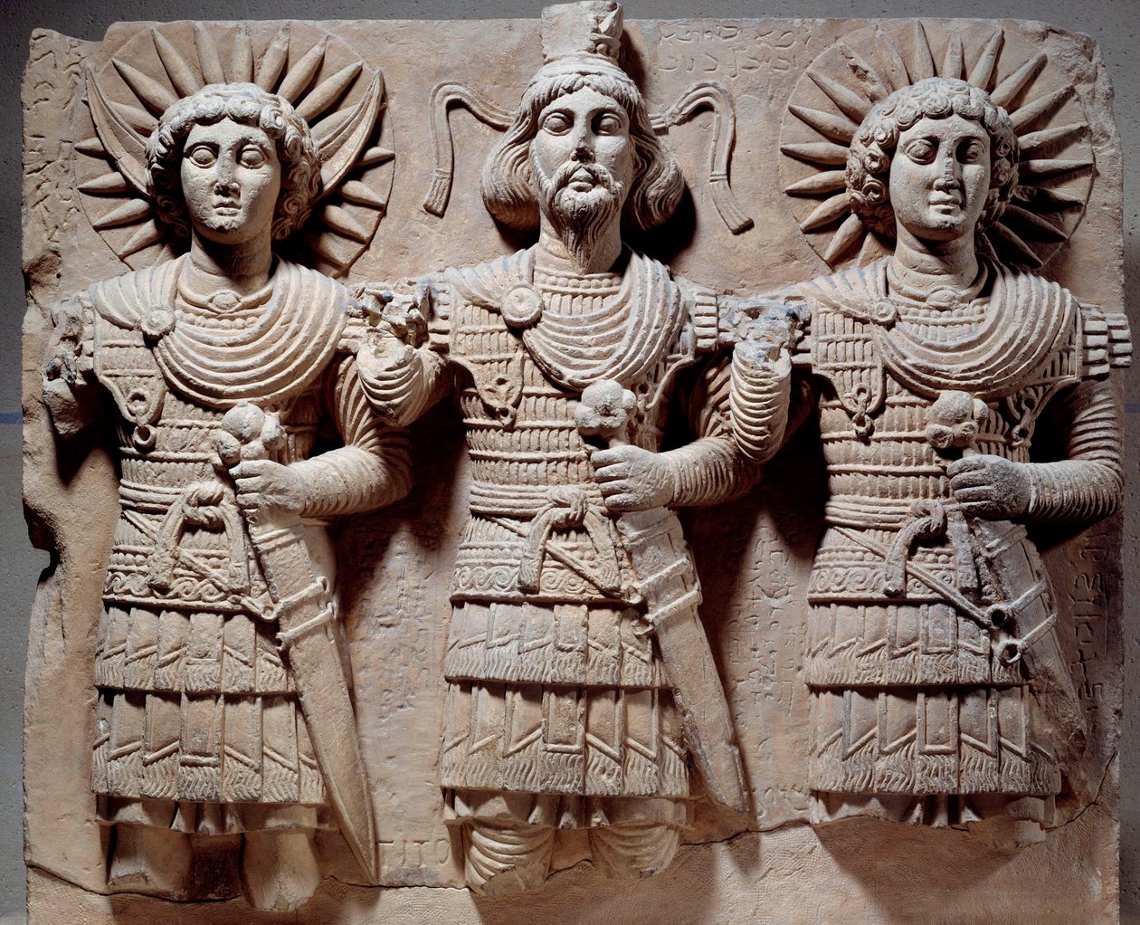 Palmyrische Triade: Baalshamin, Herr des Himmels zwischen dem Mondgott und dem Sonnengott. Flachrelief aus Kalkstein aus dem 1. Jahrhundert. Aus Palmyra, Syrien. Paris, Louvre von Syrian