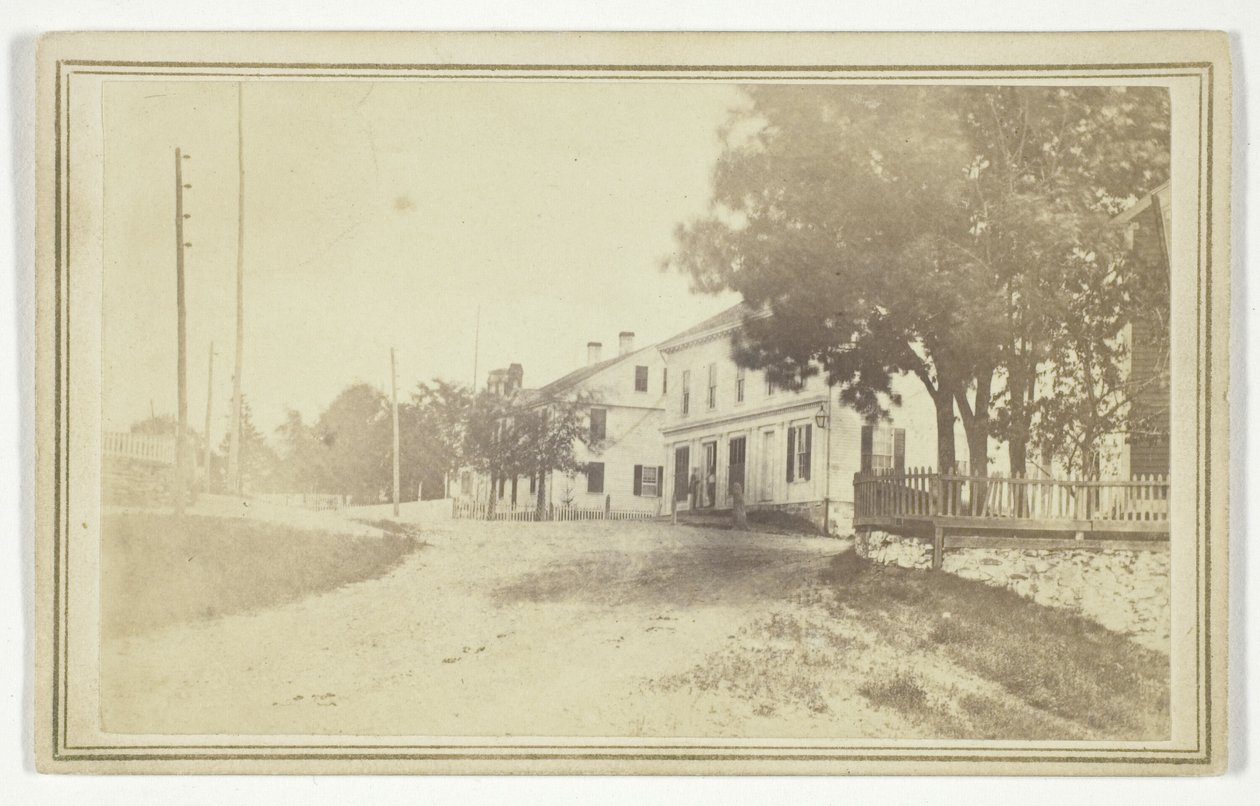 Ohne Titel (Ansicht der Straße mit weißen Holzhäusern) von T. Holmes