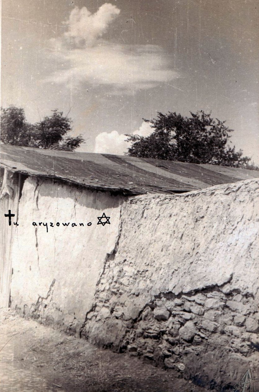 Jędrzejów. Friedhofsmauer an der Kielecka-Straße. Während der deutschen Besatzung Ort zahlreicher Hinrichtungen von Polen und Juden von Tadeusz Przypkowski