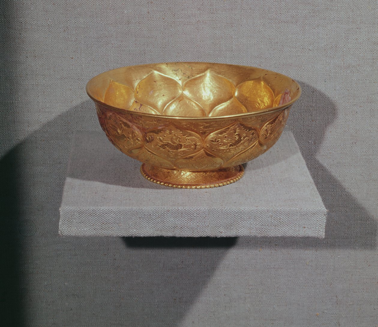 Schale verziert mit geprägten Lotusblättern von Tang Dynasty Chinese School