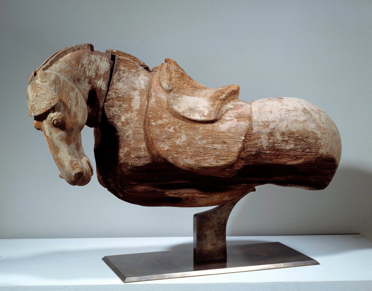 Chinesische Kunst: Holzpferd. Skulptur aus der Tang-Zeit (618 bis 907). Paris, Musee Cernuschi. von Tang Dynasty Chinese School