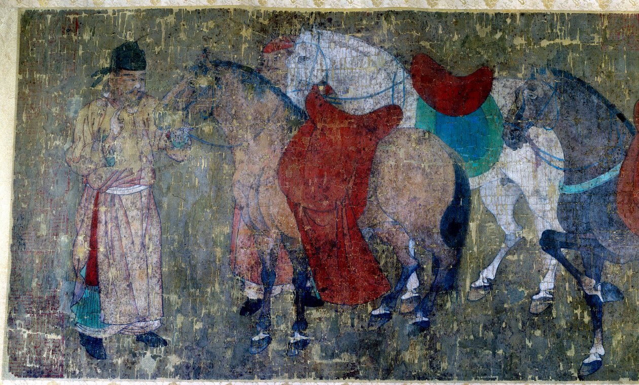 Chinesische Kunst: „zwei Palefreniers treiben vier Pferde in einem kaiserlichen Stall“ Detail eines Fragments einer Seidenmalereirolle, die Han Kan zugeschrieben wird, Hofmaler des Kaisers Hiuan tsong (712-756). Tang-Zeit. von Tang Dynasty Chinese School