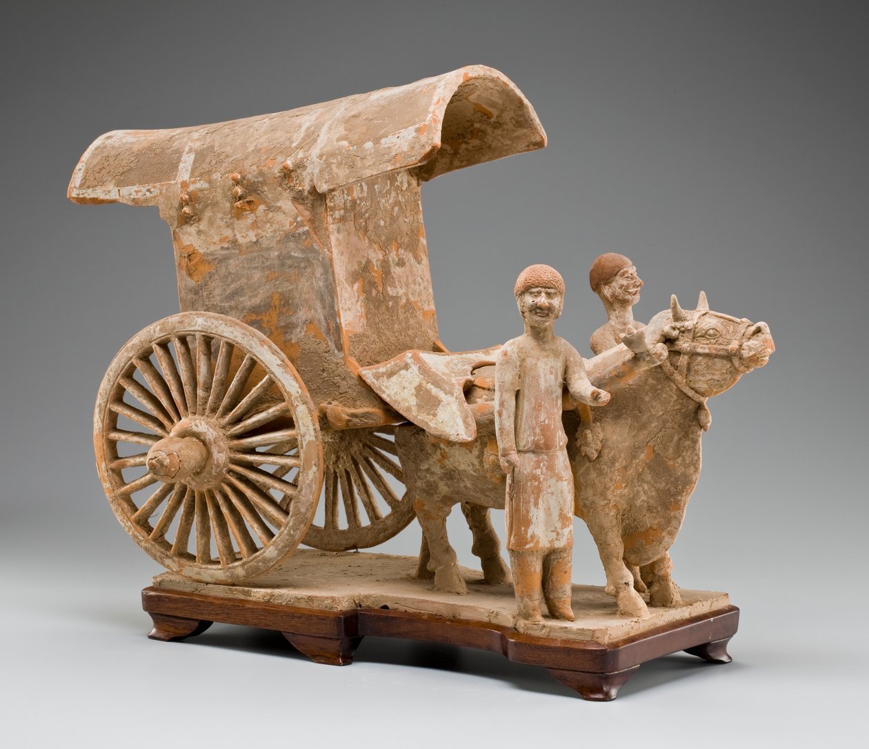 Zweirädriger Ochsenkarren mit Ochse und zwei stehenden Begleitern von Tang Dynasty Chinese School