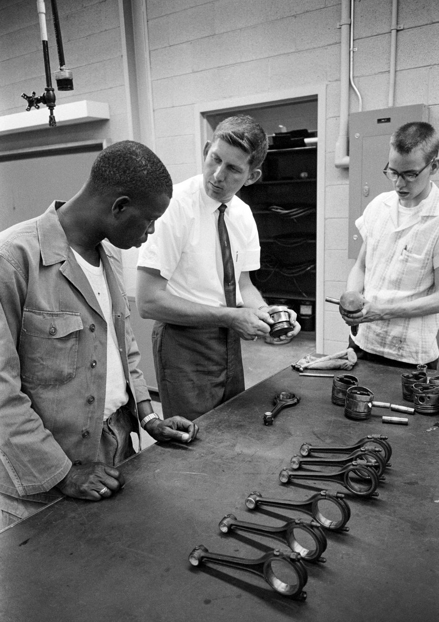 Automobilmechanikerausbildung am North Carolina Industrial Training Center im Jahr 1965 von Ted Spiegel
