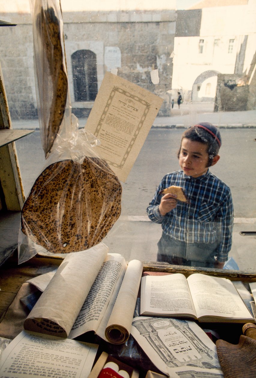 Konservativer jüdischer Junge isst Kuchen und schaut in eine religiöse Buchhandlung von Ted Spiegel