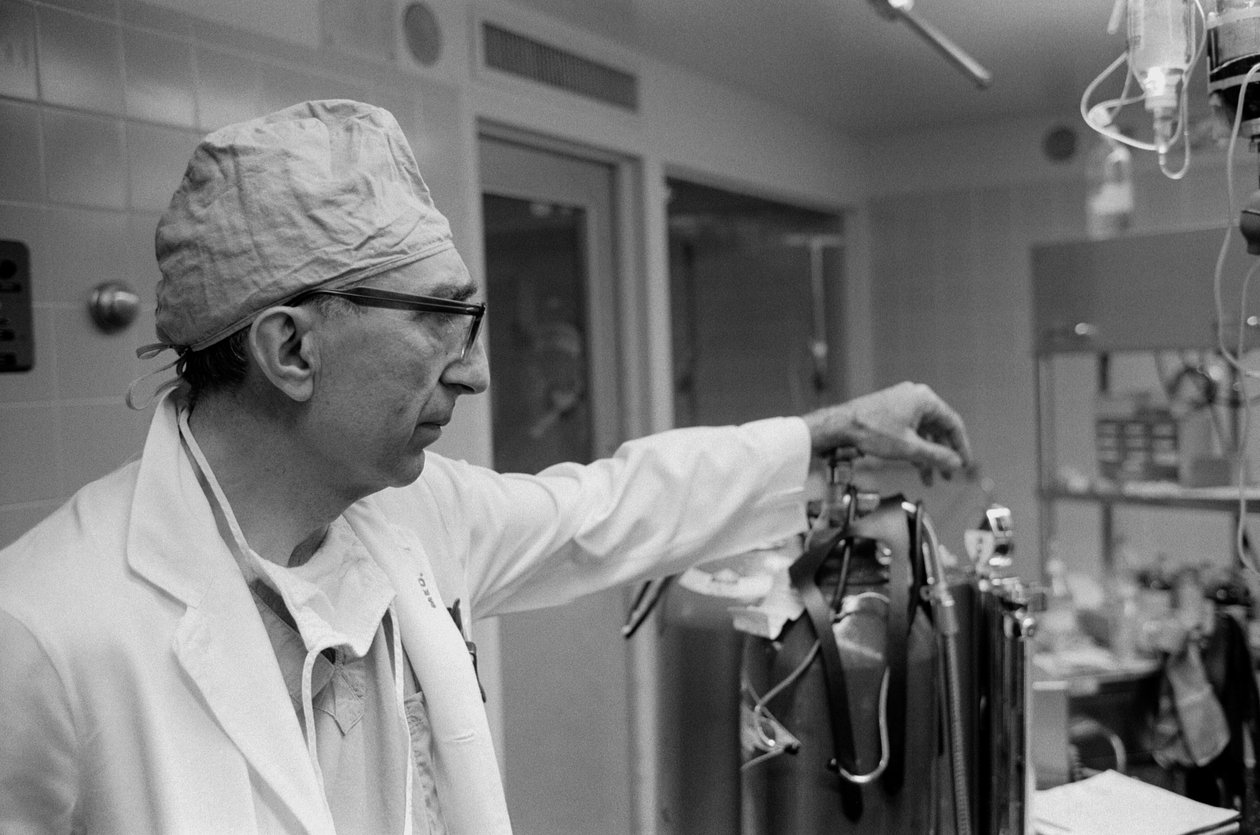 Dr. Michael DeBakey, Herz-Kreislauf-Chirurg, im Texas Medical Center von Ted Spiegel