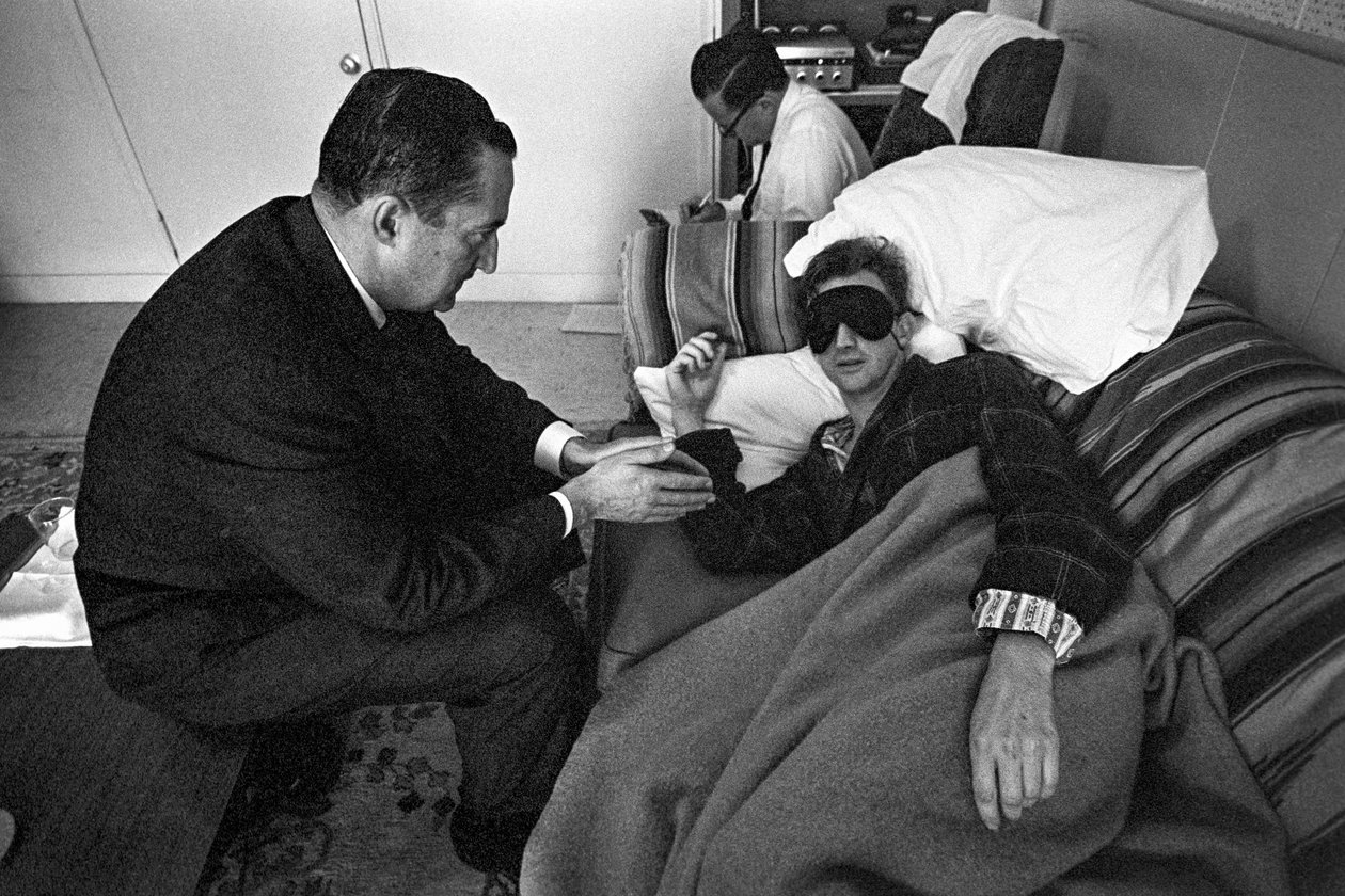 Psychopharmakologische Therapie und Experimente bei einem psychisch kranken Patienten von Ted Spiegel