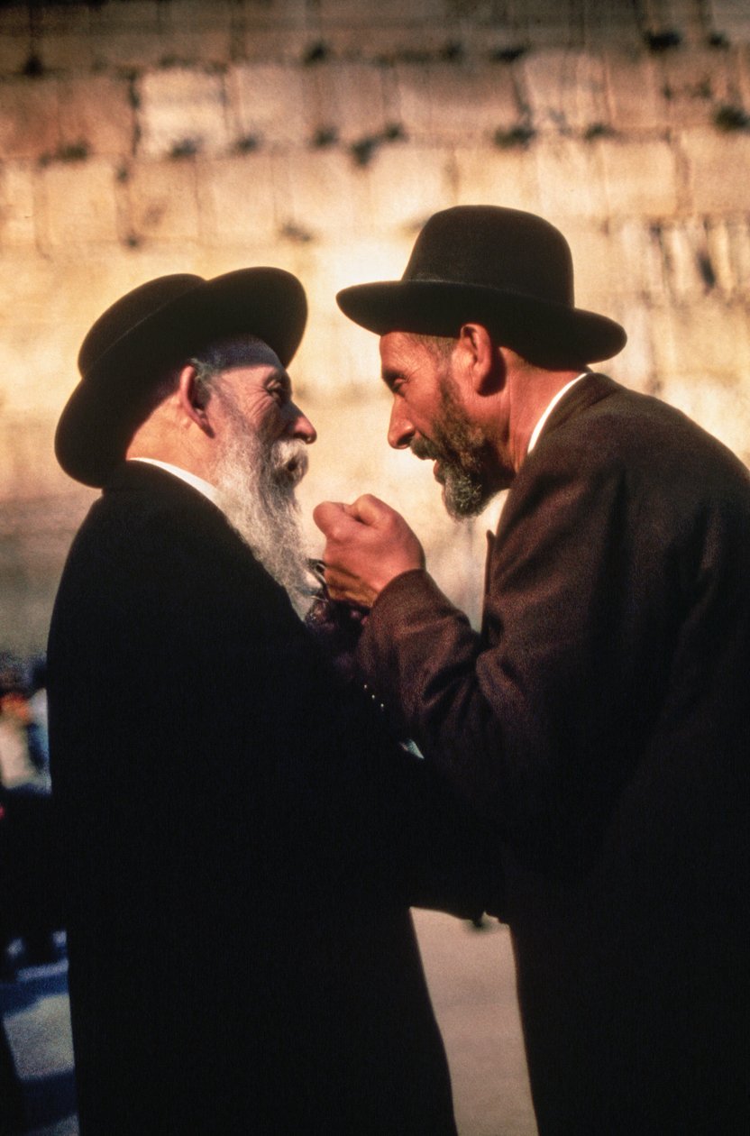 Orthodoxe chassidische jüdische Männer diskutieren Feinheiten des Gesetzes an der Klagemauer von Ted Spiegel